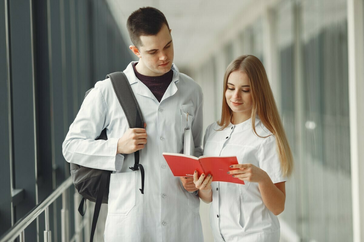 Alunos de faculdade de medicina nos EUA vão estudar de graça